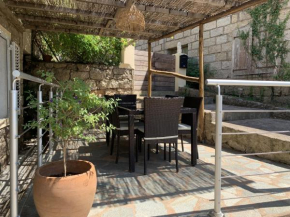 Maison En Pierre Dans Village Calme